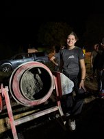 Kathi beim Betonmischer