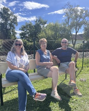 Bürgermeister Friedrich Salzer mit Gattin (li.) und Besucherin (Mitte) 