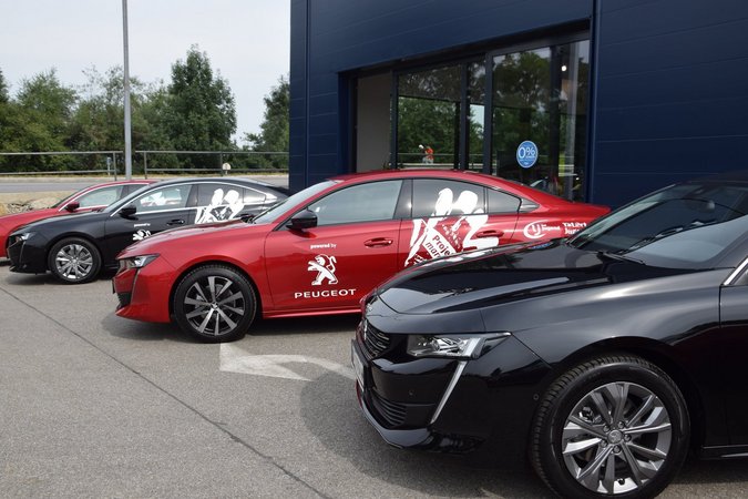 Projektmarathon - Übergabe der Peugeot Autos